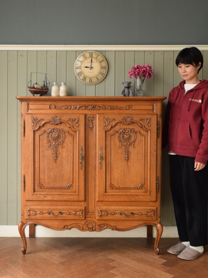 フランスの優雅なサイドボード