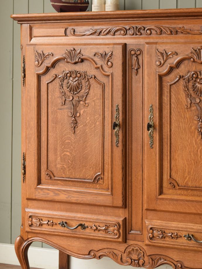 フランスのアンティークらしい美しい彫