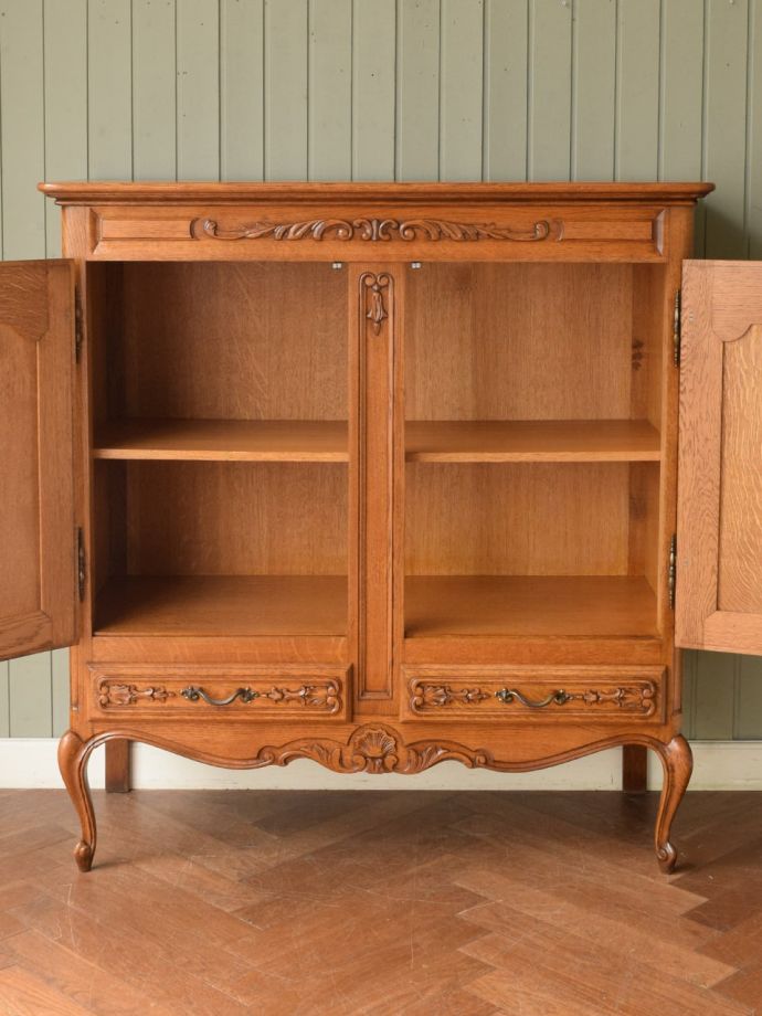 アンティークのサイドボードの扉の中