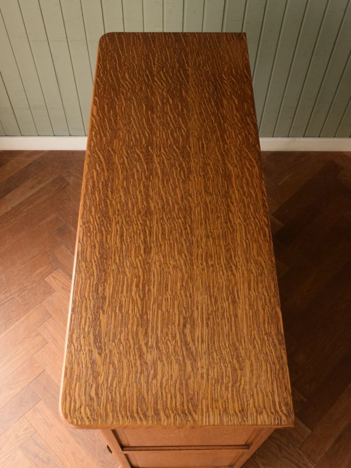 アンティークのサイドボードの天板