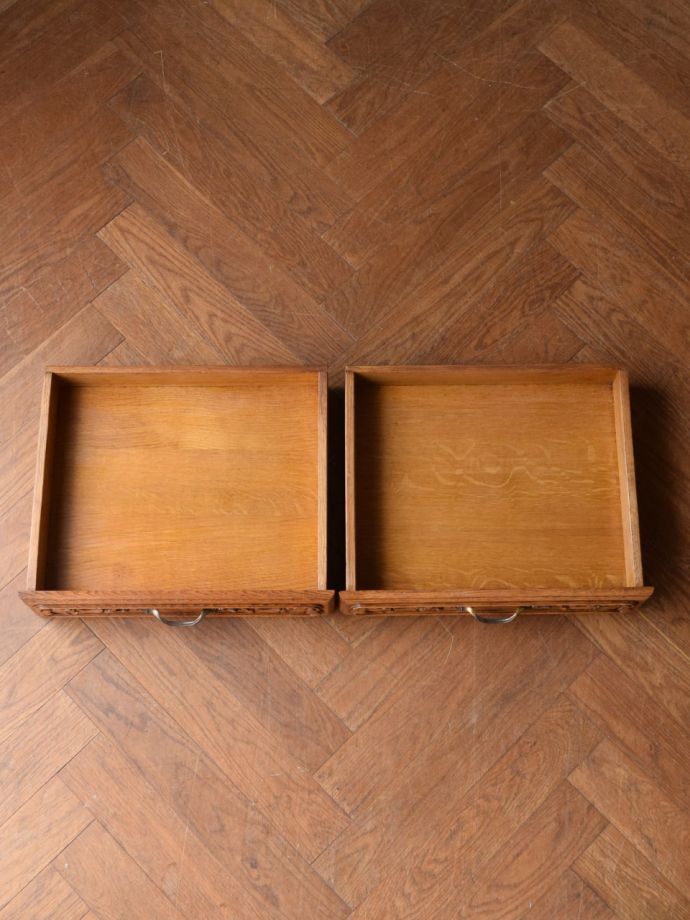 サイドボードの引き出しの中