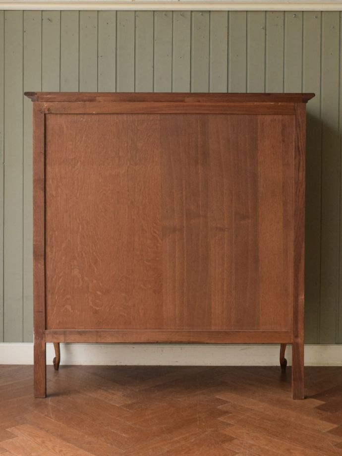 サイドボードの後ろ姿