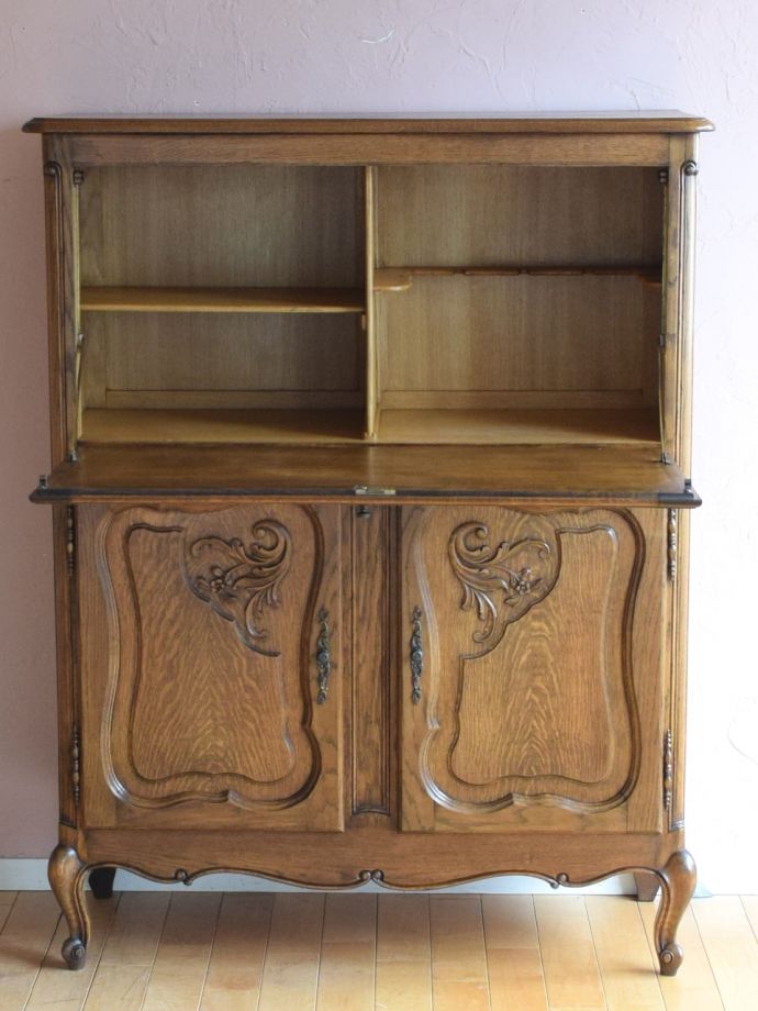 アンティークのサイドボードの扉の中