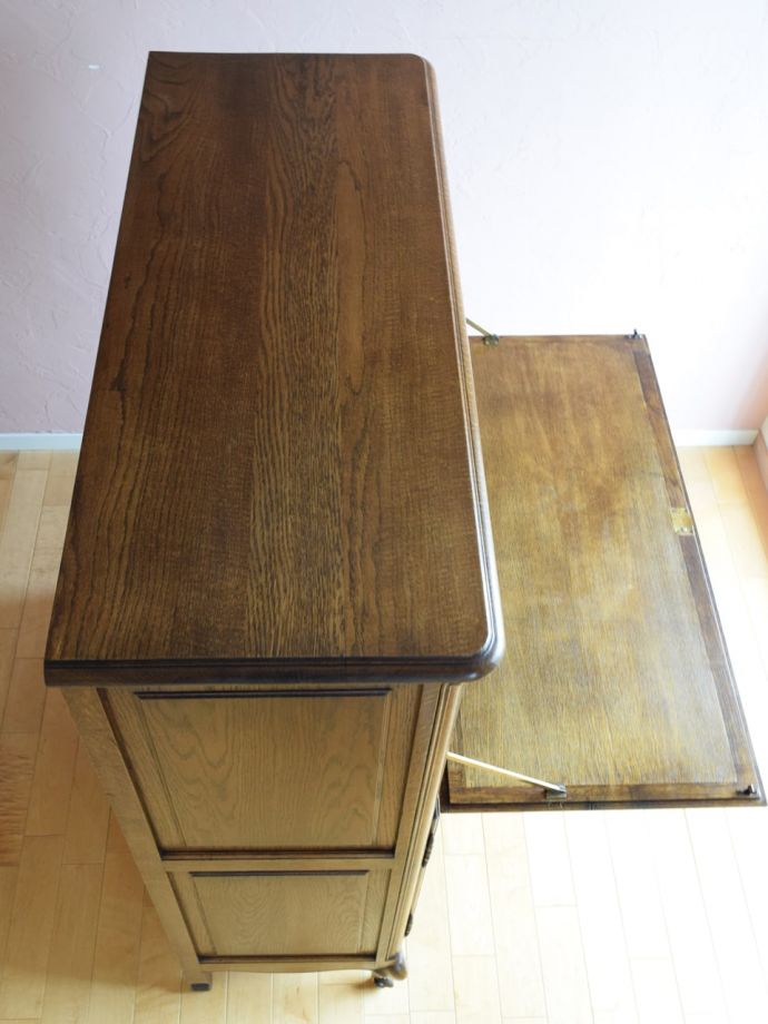 アンティークのサイドボードの天板