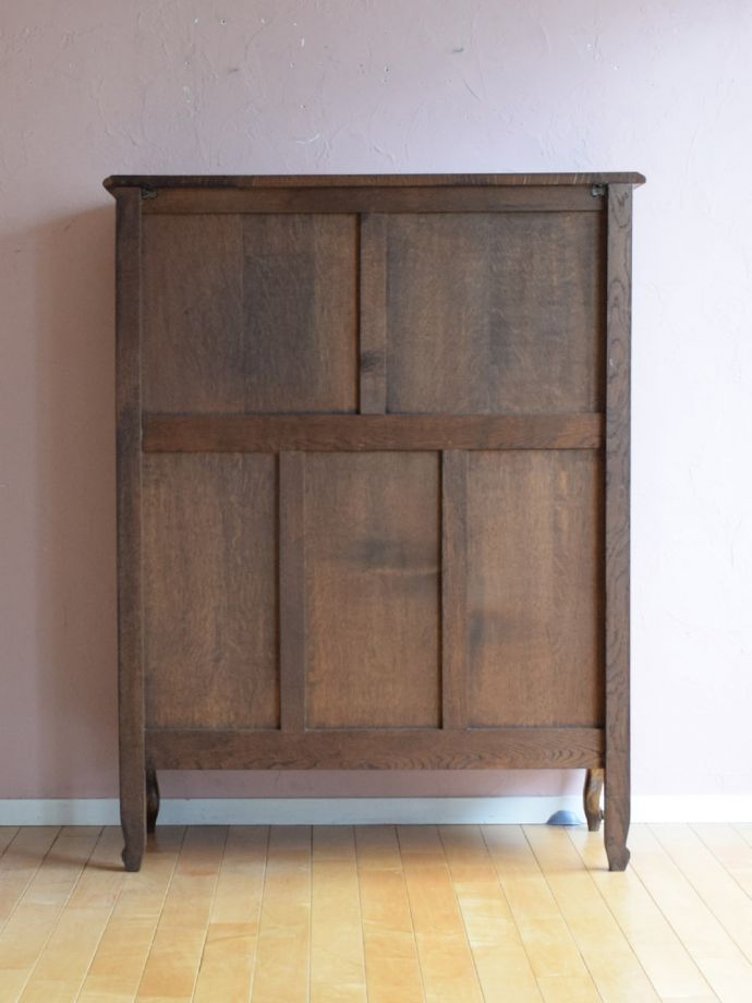 サイドボードの後ろ姿