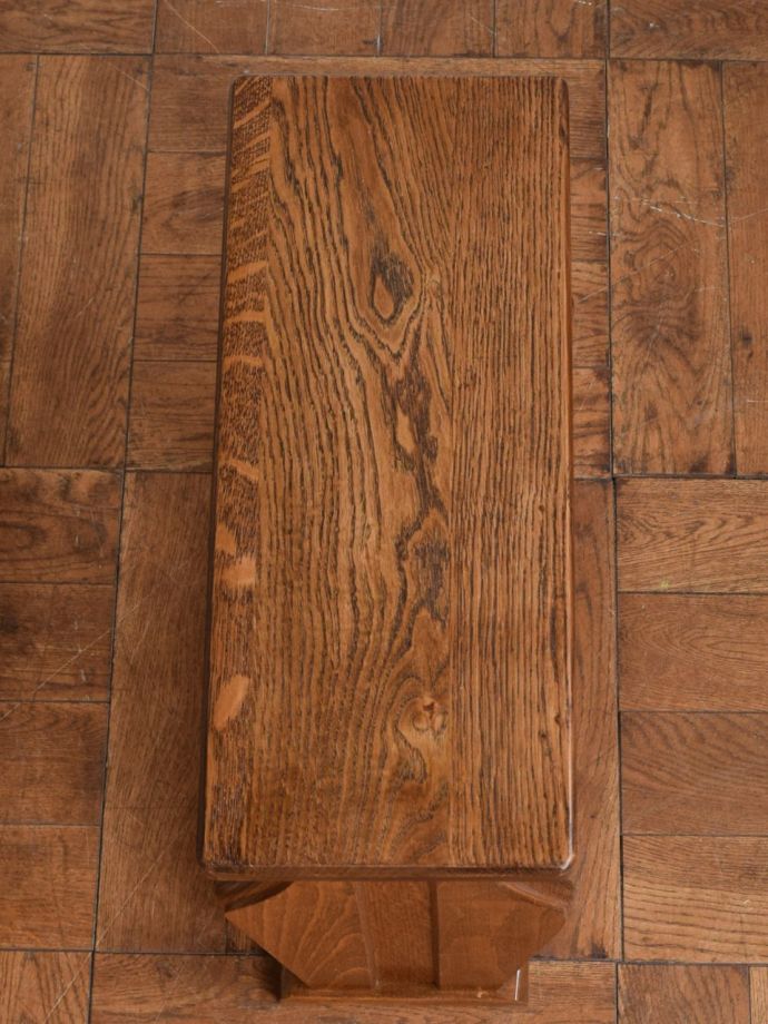 サイドテーブル付きのマガジンラック