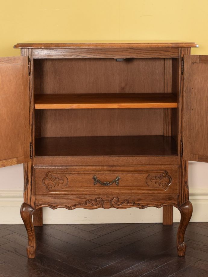 アンティークのサイドボードの扉の中