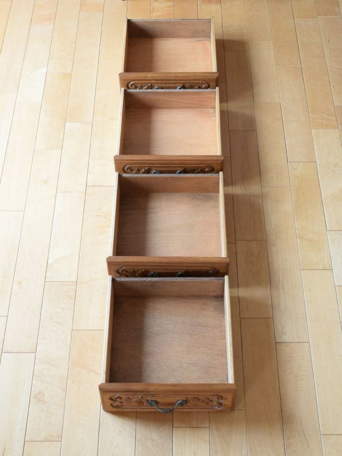 チェストの引き出しの中