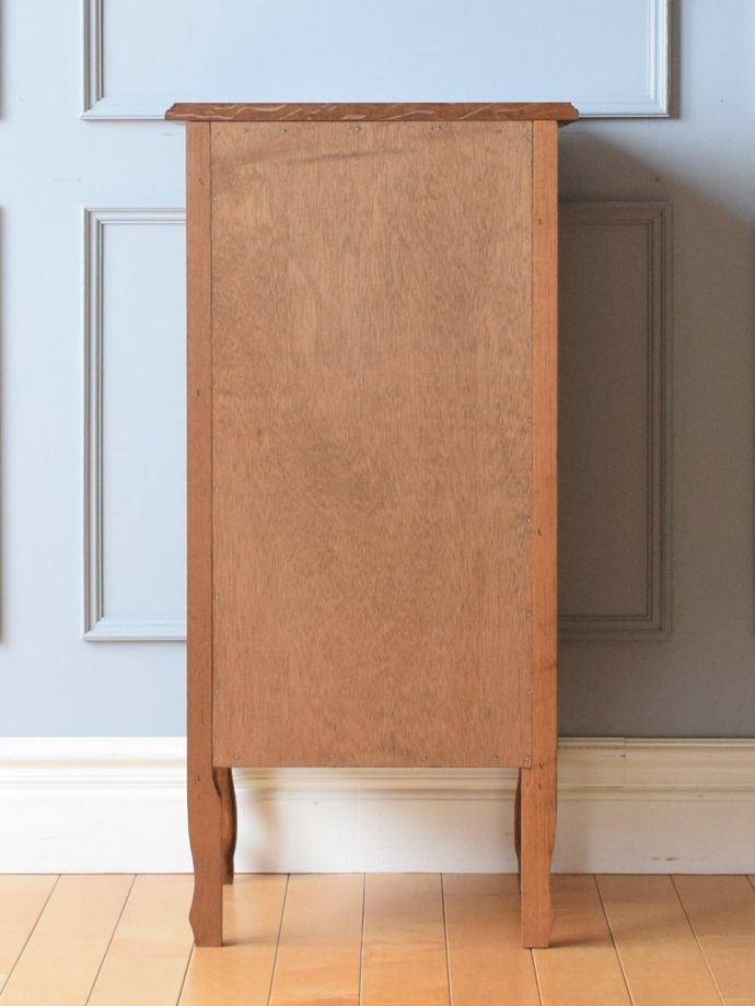 サイドチェストの後ろ姿