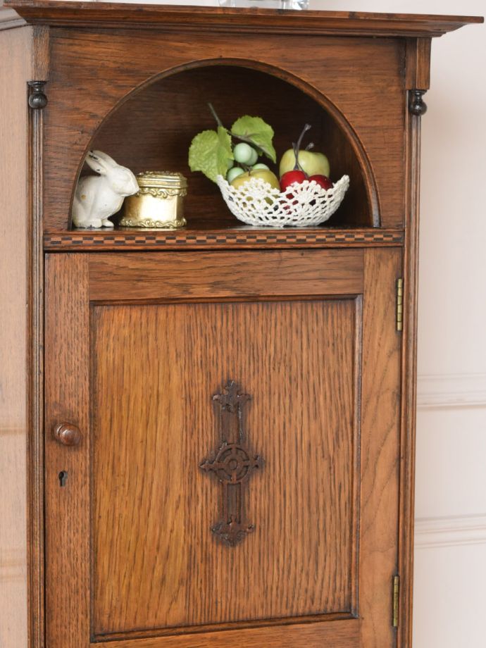 アンティーク家具らしさが漂うキャビネット