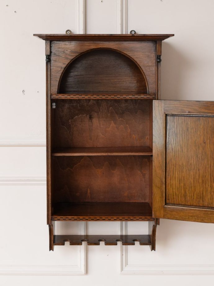 アンティークのキャビネットの扉の中