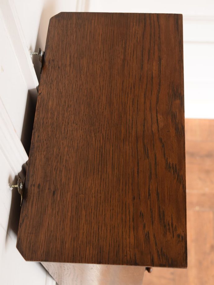 アンティークのキャビネットの天板