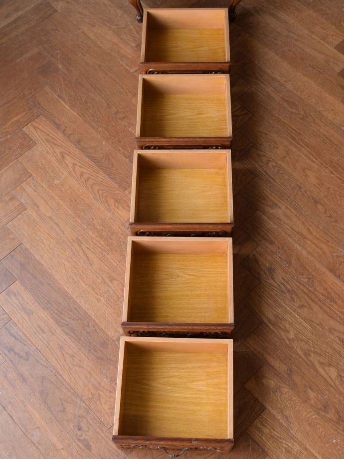 チェストの引き出しの中