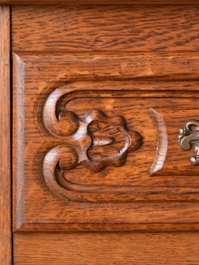 アンティーク家具の装飾