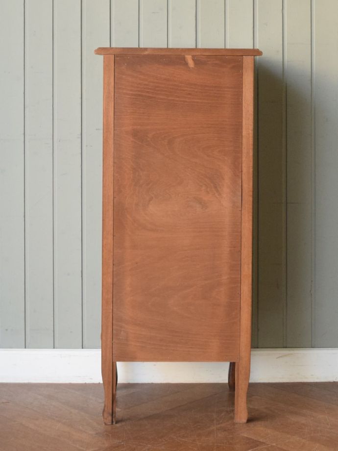 サイドチェストの後ろ姿