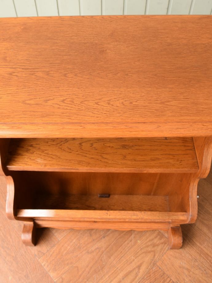 アンティークのマガジンラック