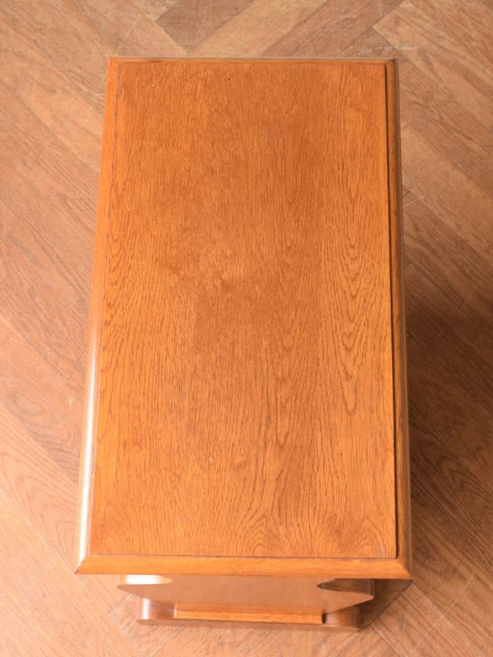 サイドテーブル付きのマガジンラック