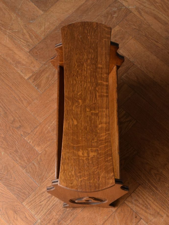 サイドテーブル付きのマガジンラック