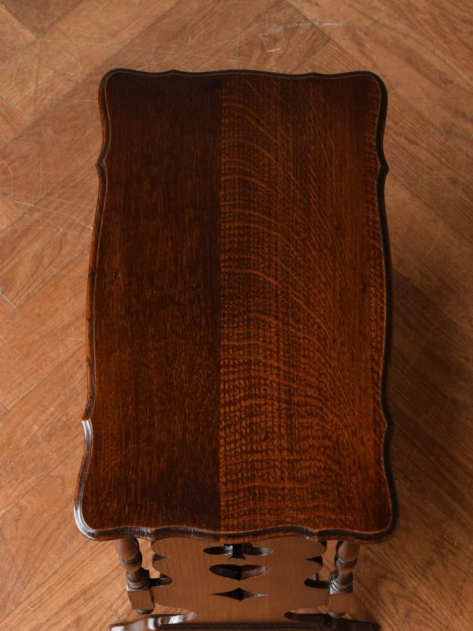 サイドテーブル付きのマガジンラック