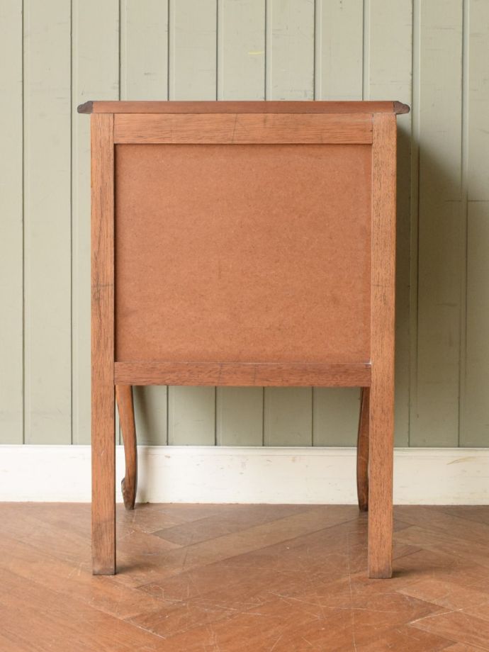 サイドチェストの後ろ姿