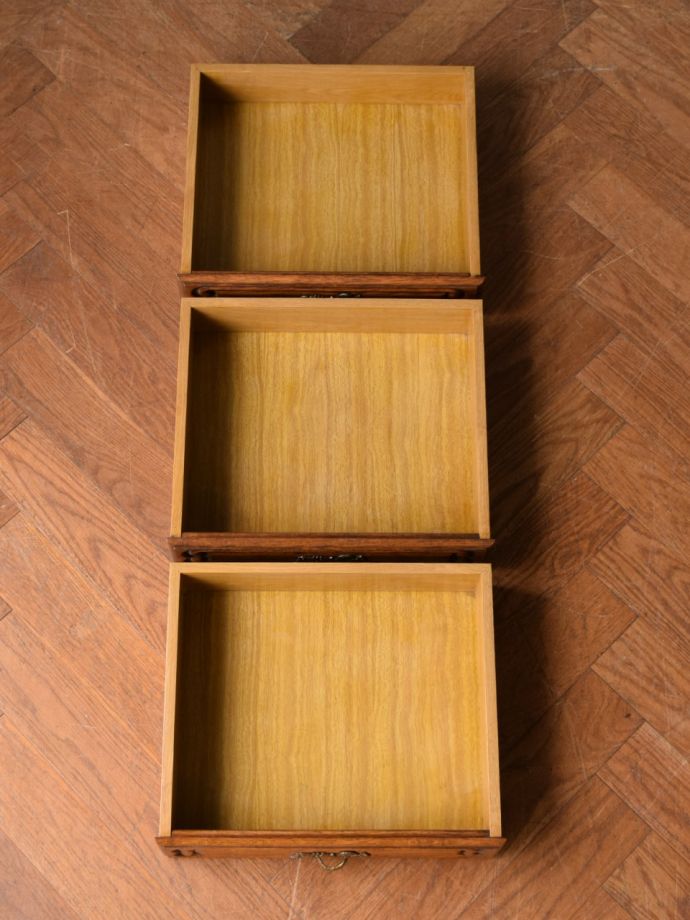 チェストの引き出しの中