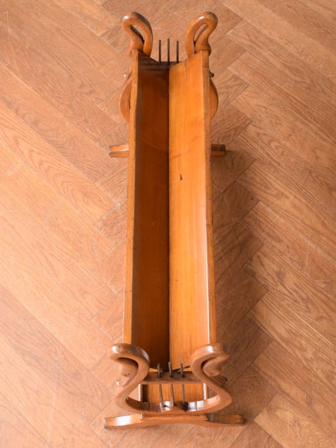 アンティークのマガジンラック