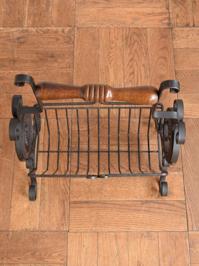 たっぷり収納できるマガジンラック