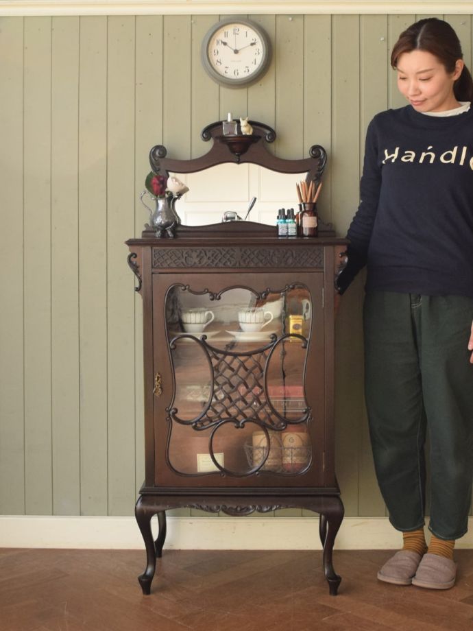 英国アンティークのキャビネット