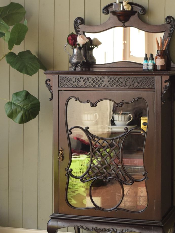 アンティーク家具らしさが漂うキャビネット