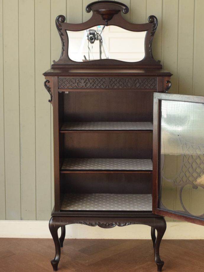 キャビネットの扉の中