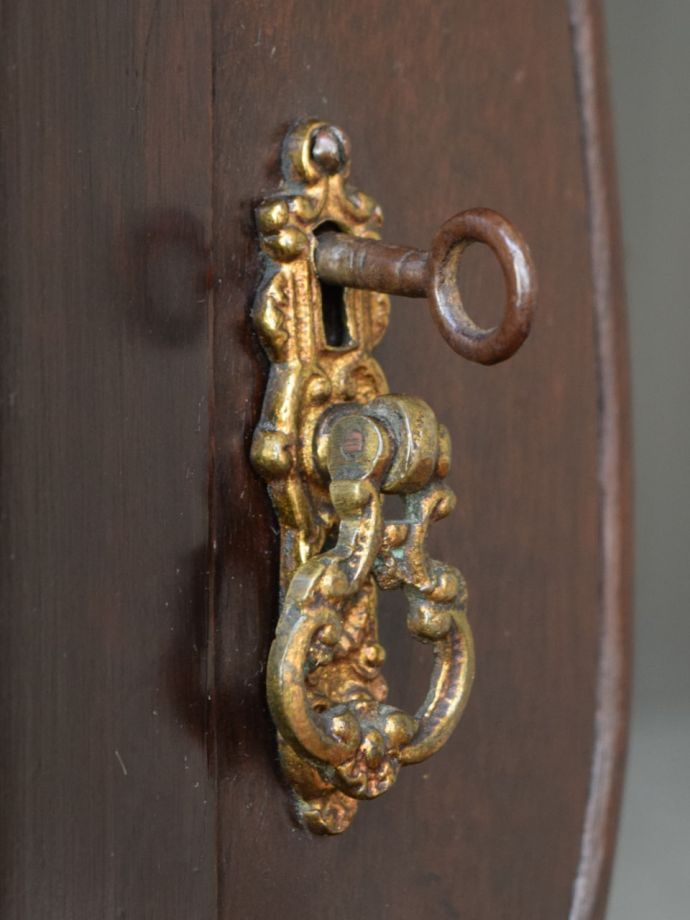 キャビネットの取っ手と鍵