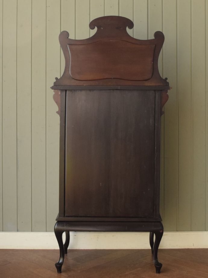 キャビネットの後ろ姿