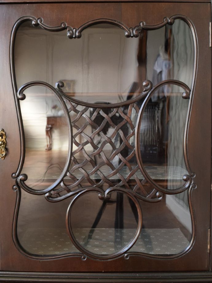 アンティークのキャビネットの装飾