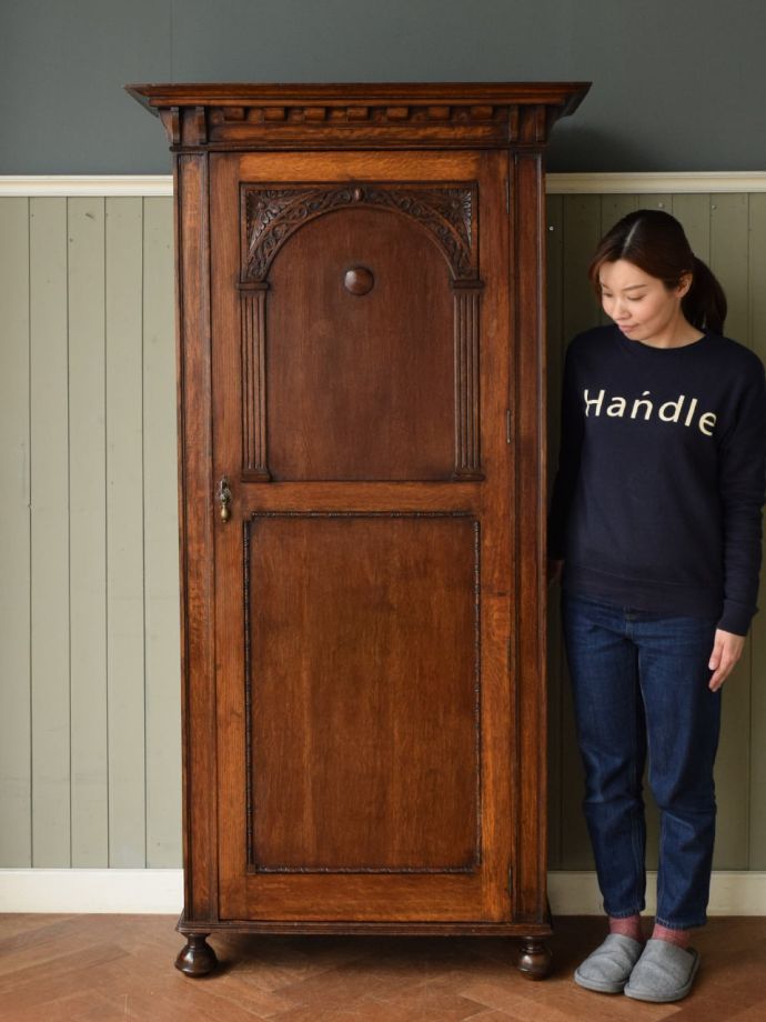 英国アンティークのワードローブ