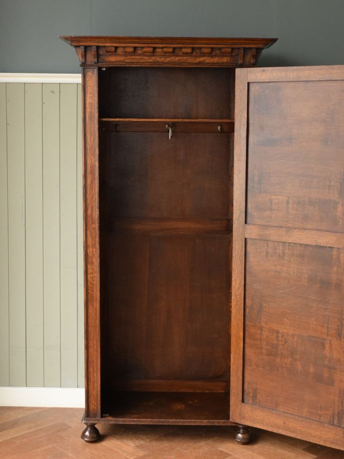 ワードローブの扉の中