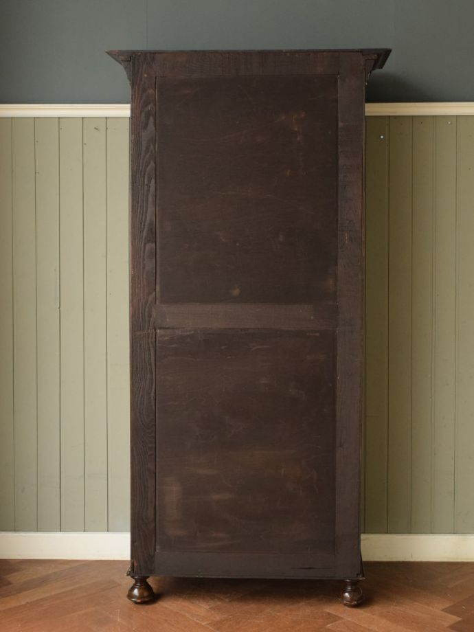 ワードローブの後ろ姿