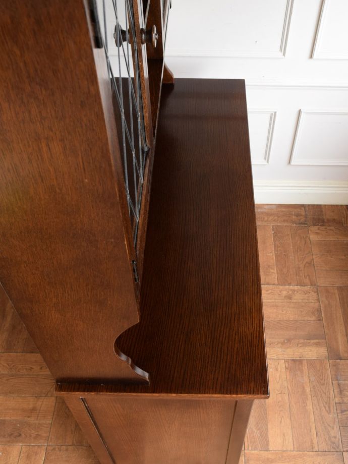 アンティークのキャビネットの天板