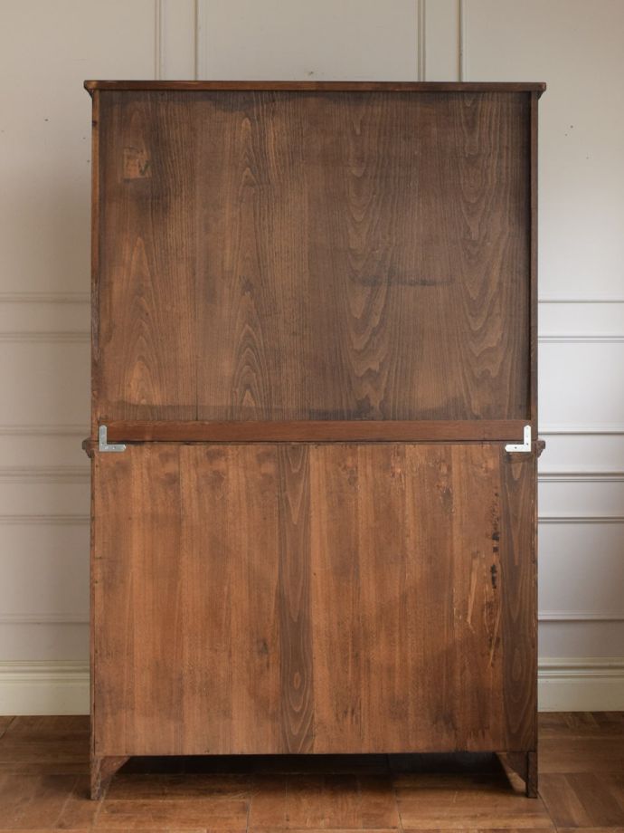 キャビネットの後ろ姿