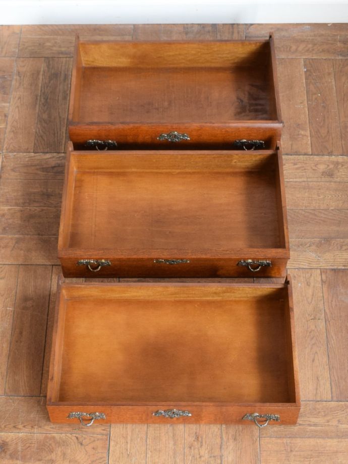 フランスのチェストの引き出しの中