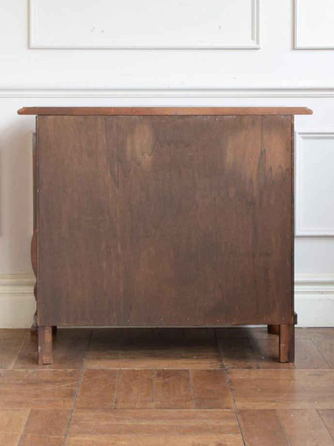 チェストの後ろ姿