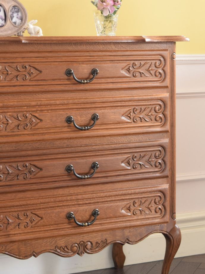 フランスの家具らしい美しいフォルム