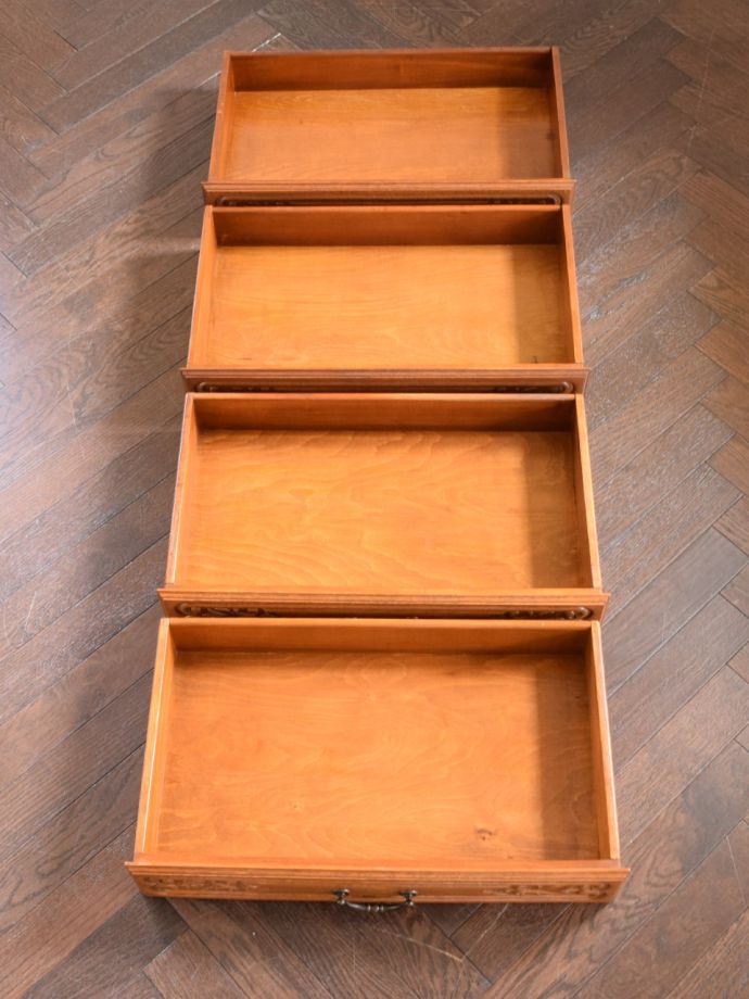 アンティークチェストの引き出しの中