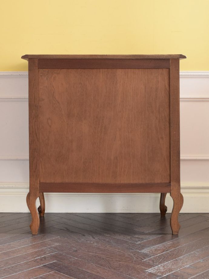 チェストの後ろ姿