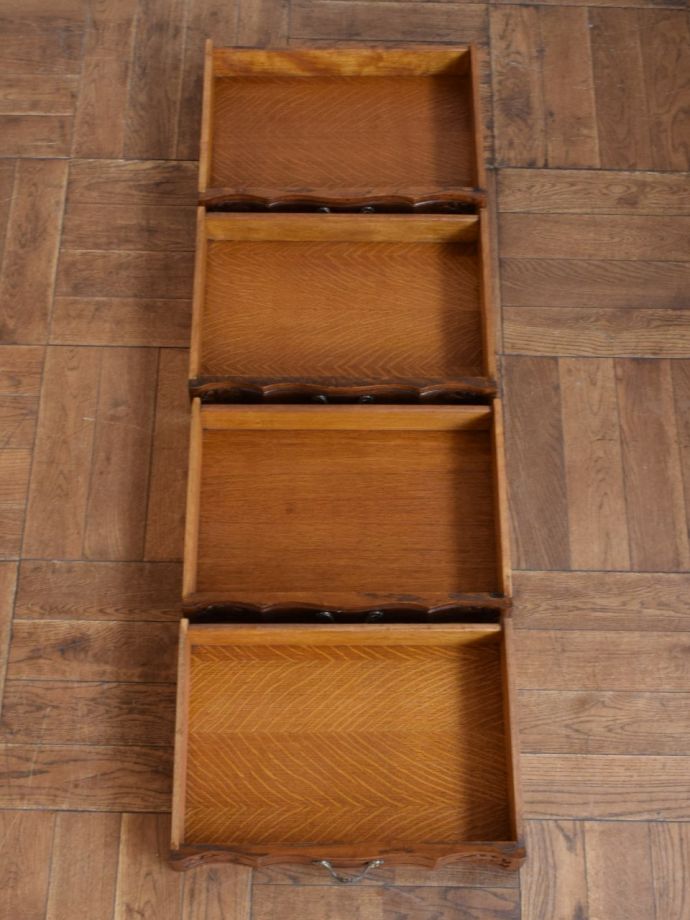 アンティークチェストの引き出しの中