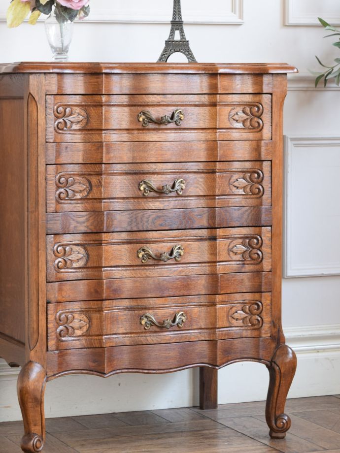 フランスの家具らしい美しいフォルム