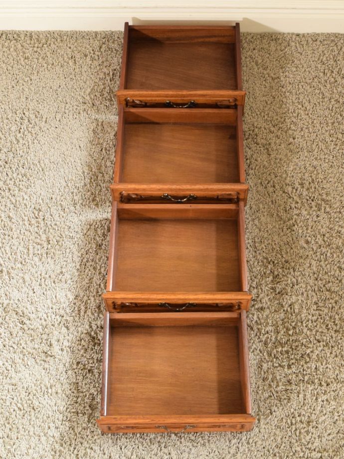 チェストの引き出しの中