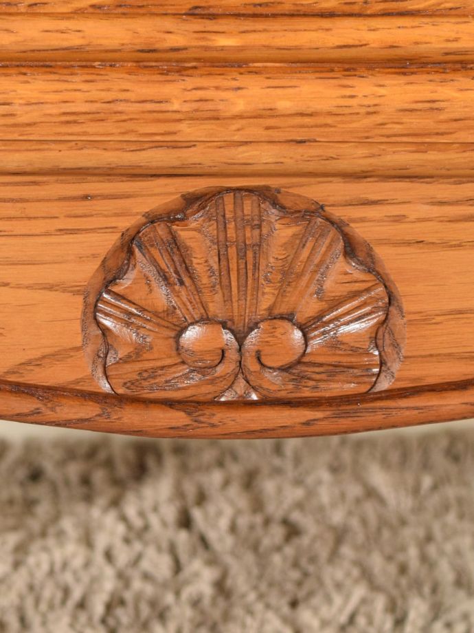 フランスの家具らしい優雅な彫