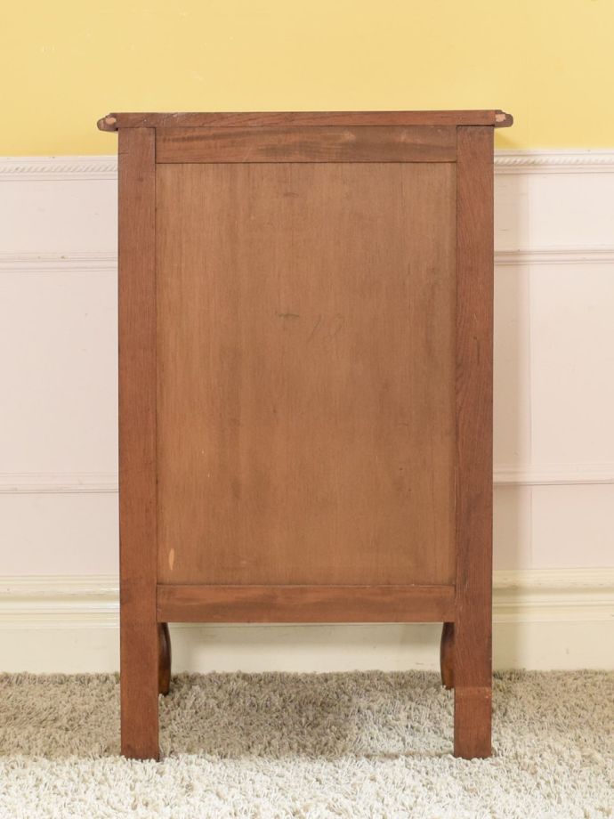 サイドチェストの後ろ姿