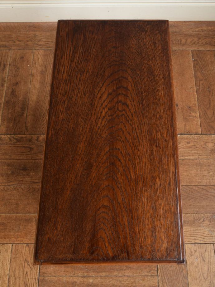 サイドテーブル付きのマガジンラック