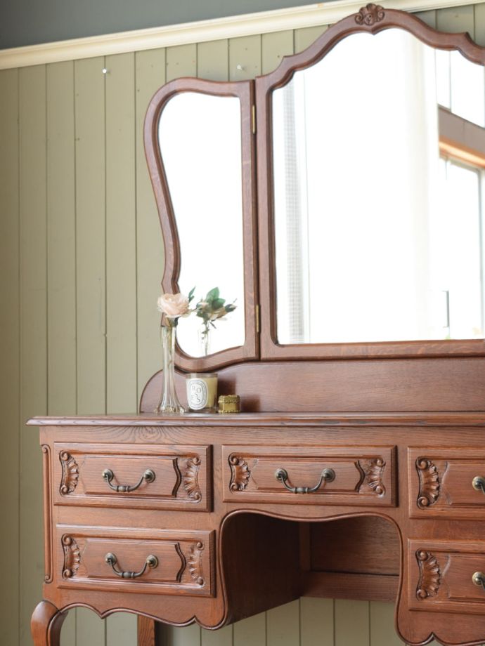 フランスのアンティークらしい美しい彫